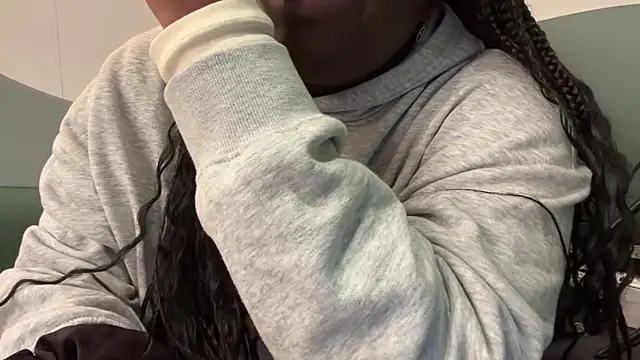 nanaisbackk online show from December 19, 8:49 am