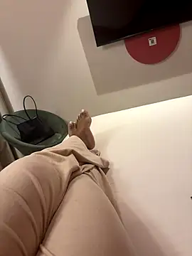 nanaisbackk online show from December 15, 7:20 pm