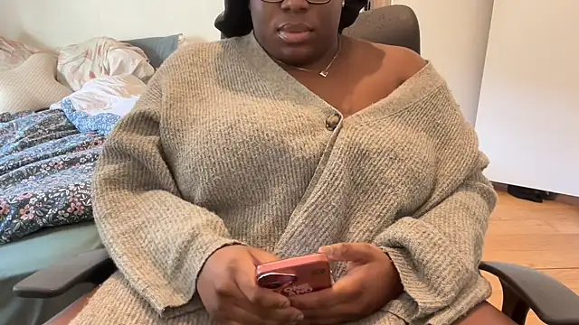 nanaisbackk online show from February 17, 9:28 am