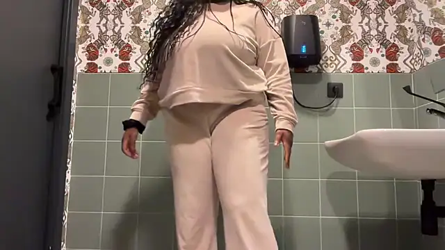 nanaisbackk online show from December 16, 11:20 pm