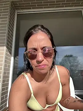 LaPetiteKim online show from April 9, 7:47 am