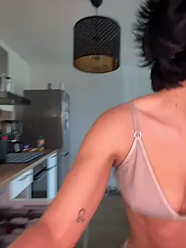 LaPetiteKim online show from April 4, 10:11 am