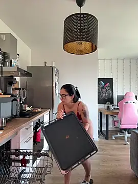 LaPetiteKim online show from March 10, 1:04 pm