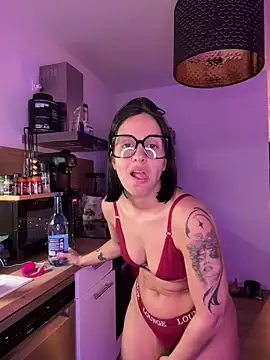 Snapshot of LaPetiteKim chatting on February 4, 8:37 pm LaPetiteKim online show from February 4, 8:37 pm