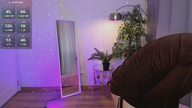 Snapshot of PollyMayer chatting on March 2, 8:49 pm PollyMayer online show from March 2, 8:49 pm