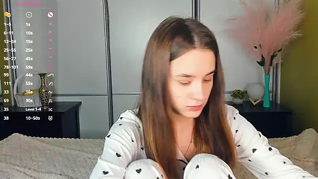 JinnyMcie online show from April 8, 8:05 am