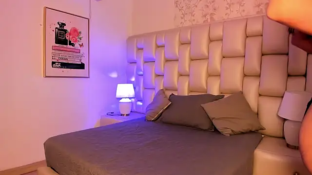 Peyton louise online show from November 26, 1:00 pm