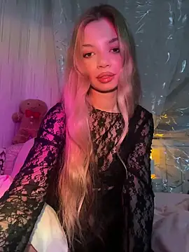  Siennaaa  online show from March 5, 9:00 pm