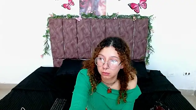 Snapshot of ElaRose723 chatting on October 21, 1:54 pm ElaRose723 online show from October 21, 1:54 pm