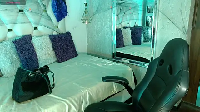 Snapshot of Miranda_Collins chatting on October 19, 3:42 am Miranda Collins online show from October 19, 3:42 am