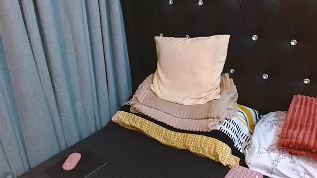 JayKarLo online show from October 24, 11:20 am