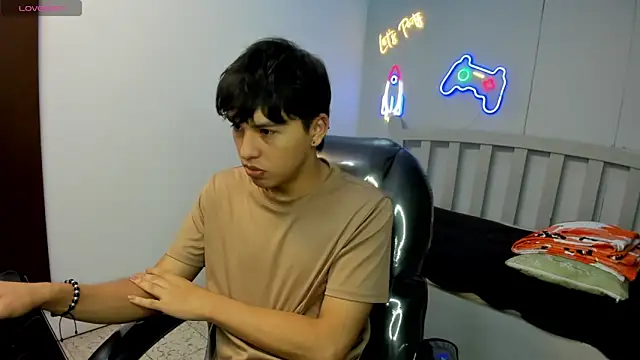 Snapshot of StiwenTwink chatting on December 2, 12:29 pm StiwenTwink online show from December 2, 12:29 pm