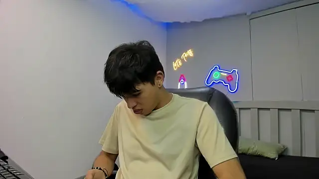 Snapshot of StiwenTwink chatting on December 5, 7:45 pm StiwenTwink online show from December 5, 7:45 pm