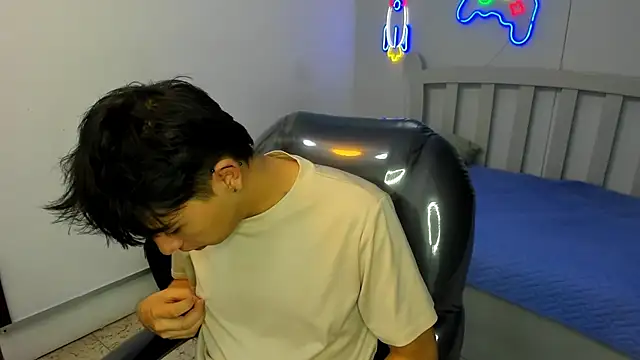 Snapshot of StiwenTwink chatting on November 19, 5:02 pm StiwenTwink online show from November 19, 5:02 pm