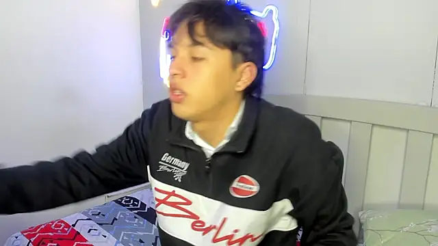 Snapshot of StiwenTwink chatting on October 31, 12:02 pm StiwenTwink online show from October 31, 12:02 pm