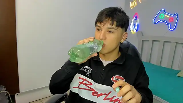 Snapshot of StiwenTwink chatting on November 6, 2:54 pm StiwenTwink online show from November 6, 2:54 pm