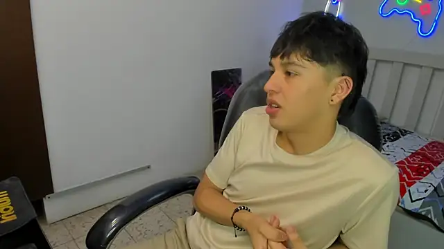 Snapshot of StiwenTwink chatting on November 12, 2:10 pm StiwenTwink online show from November 12, 2:10 pm