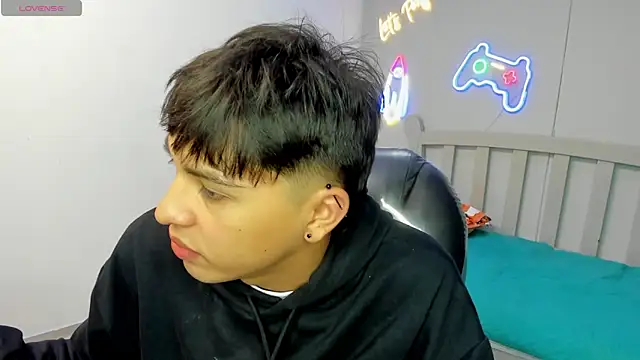 Snapshot of StiwenTwink chatting on November 7, 1:59 pm StiwenTwink online show from November 7, 1:59 pm