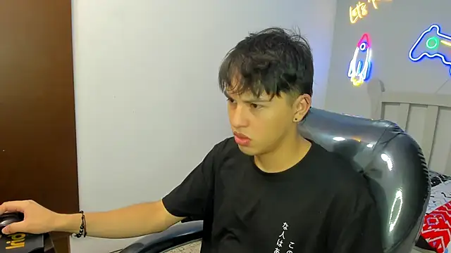 Snapshot of StiwenTwink chatting on November 14, 2:10 pm StiwenTwink online show from November 14, 2:10 pm