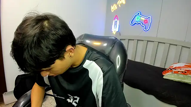 Snapshot of StiwenTwink chatting on December 3, 12:59 pm StiwenTwink online show from December 3, 12:59 pm