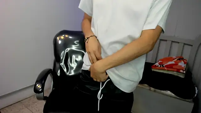 Snapshot of StiwenTwink chatting on November 28, 1:44 pm StiwenTwink online show from November 28, 1:44 pm