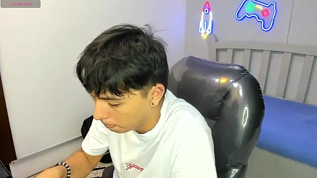 Snapshot of StiwenTwink chatting on November 18, 4:54 pm StiwenTwink online show from November 18, 4:54 pm