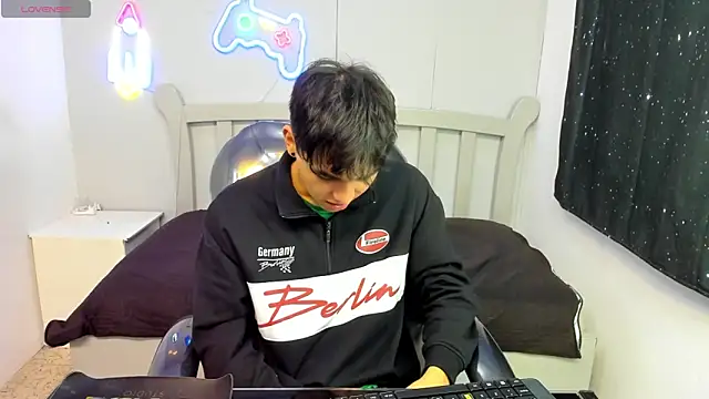 Snapshot of StiwenTwink chatting on November 15, 1:59 pm StiwenTwink online show from November 15, 1:59 pm