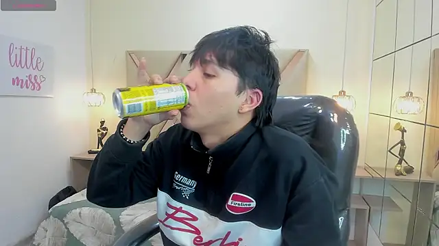 Snapshot of StiwenTwink chatting on December 16, 7:40 pm StiwenTwink online show from December 16, 7:40 pm