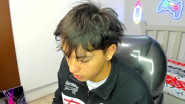 Snapshot of StiwenTwink chatting on October 28, 2:38 pm StiwenTwink online show from October 28, 2:38 pm