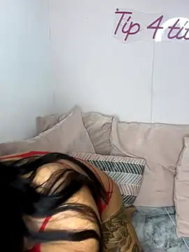 LolaReaX online show from December 5, 6:45 am