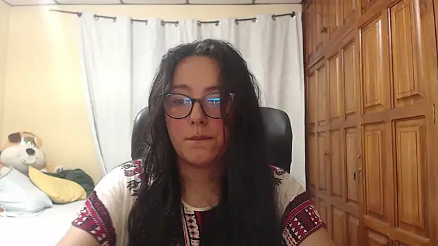 Snapshot of Venus_cat_ chatting on April 3, 3:35 am Venus cat online show from April 3, 3:35 am