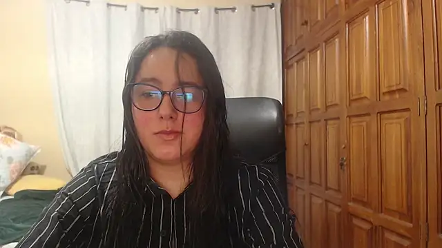Snapshot of Venus_cat_ chatting on April 5, 2:40 am Venus cat online show from April 5, 2:40 am