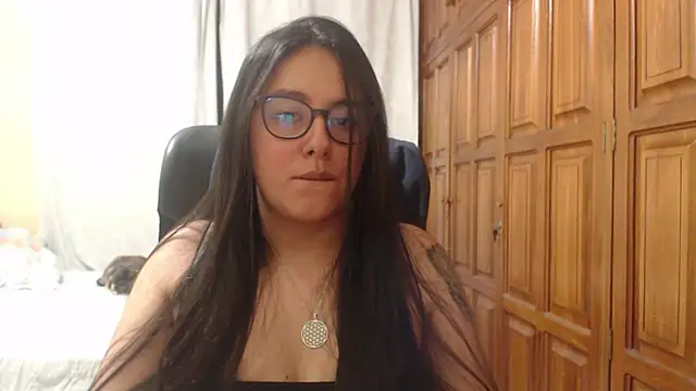 Snapshot of Venus_cat_ chatting on April 25, 4:37 am Venus cat online show from April 25, 4:37 am