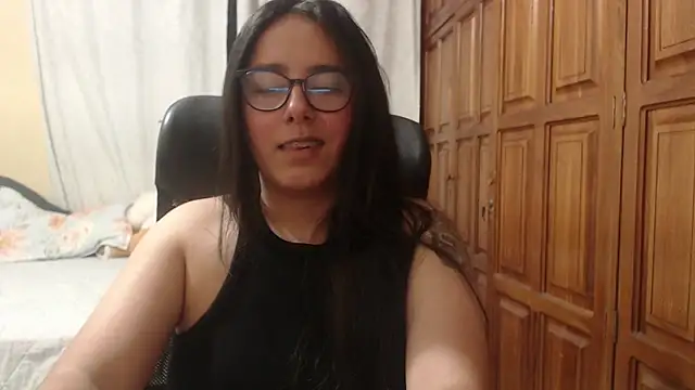 Snapshot of Venus_cat_ chatting on April 22, 3:13 am Venus cat online show from April 22, 3:13 am