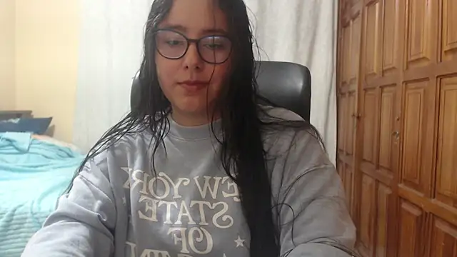 Snapshot of Venus_cat_ chatting on June 7, 4:07 am Venus cat online show from June 7, 4:07 am