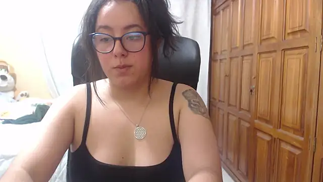 Snapshot of Venus_cat_ chatting on April 9, 6:19 am Venus cat online show from April 9, 6:19 am