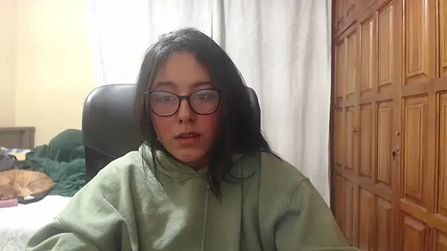Snapshot of Venus_cat_ chatting on April 17, 11:18 pm Venus cat online show from April 17, 11:18 pm