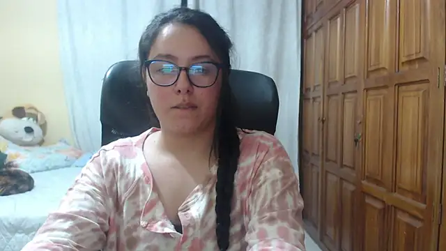 Snapshot of Venus_cat_ chatting on April 14, 2:49 am Venus cat online show from April 14, 2:49 am