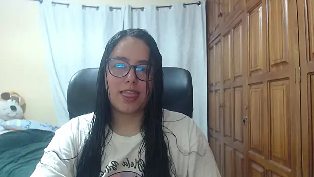Snapshot of Venus_cat_ chatting on April 12, 1:42 am Venus cat online show from April 12, 1:42 am