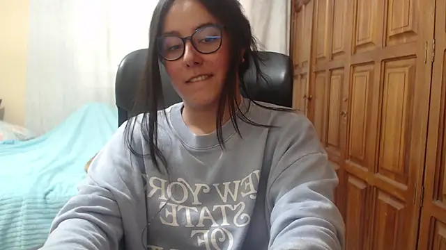 Snapshot of Venus_cat_ chatting on June 7, 4:12 pm Venus cat online show from June 7, 4:12 pm