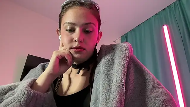 Snapshot of erikaa_miuu chatting on October 19, 6:32 pm erikaa miuu online show from October 19, 6:32 pm