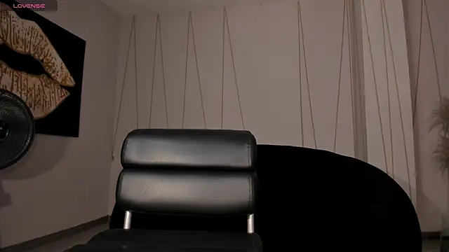 Snapshot of EmilyJohnsonX1 chatting on November 28, 5:18 am EmilyJohnsonX1 online show from November 28, 5:18 am