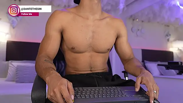 Snapshot of DanteeStone chatting on October 25, 4:40 pm DanteeStone online show from October 25, 4:40 pm