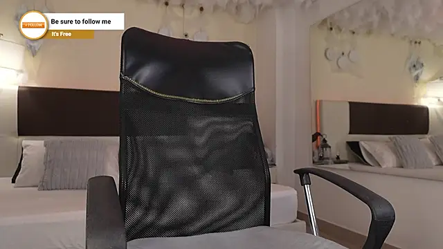 Snapshot of DanteeStone chatting on October 27, 8:43 pm DanteeStone online show from October 27, 8:43 pm