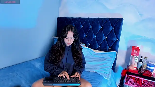 laylaa fox online show from October 8, 7:47 pm