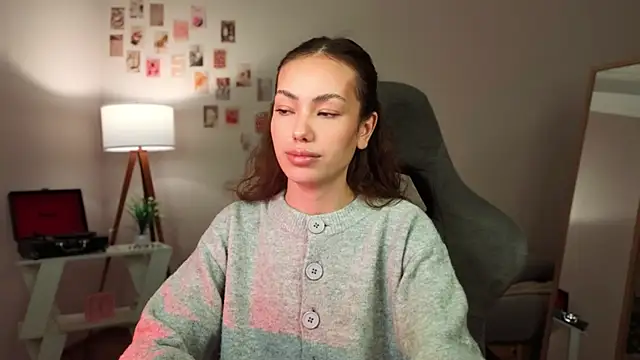 Snapshot of branchwithflowerss chatting on December 16, 12:42 pm branchwithflowerss online show from December 16, 12:42 pm