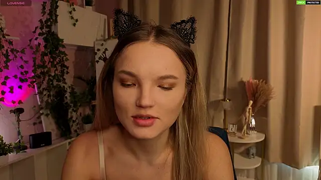 JulieLupo online show from December 15, 6:08 am