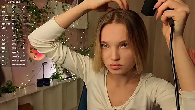 JulieLupo online show from November 14, 6:06 am