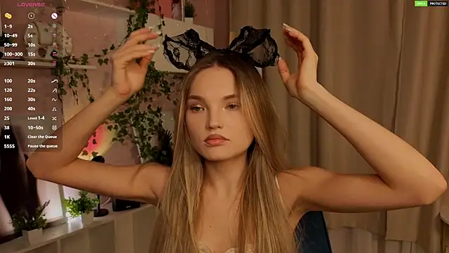 JulieLupo online show from November 30, 6:03 am