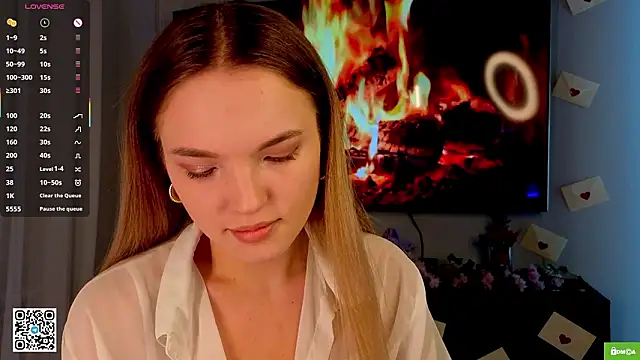 JulieLupo online show from February 18, 6:11 am